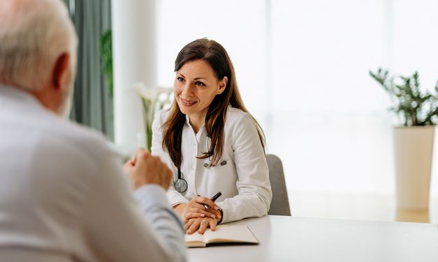 Arzt und Patient: Präzise Diagnose durch gute Kommunikation