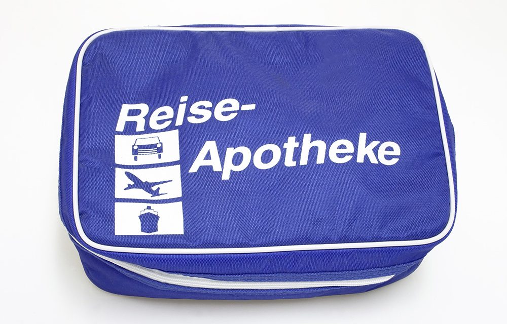 Reiseapotheke und Sonnenschutz: Was gehört ins Gepäck?