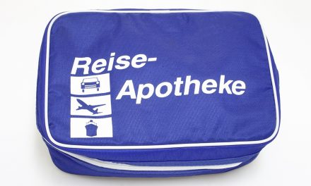 Reiseapotheke und Sonnenschutz: Was gehört ins Gepäck?